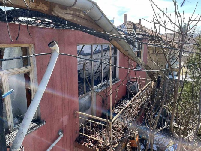Burdur’da Çıkan Yangında 2 Evde Maddi Hasar Oluştu