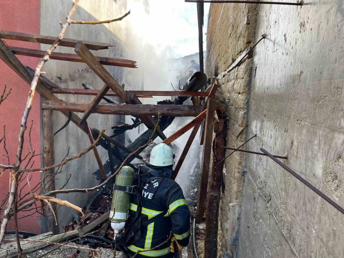 Burdur’da Çıkan Yangında 2 Evde Maddi Hasar Oluştu