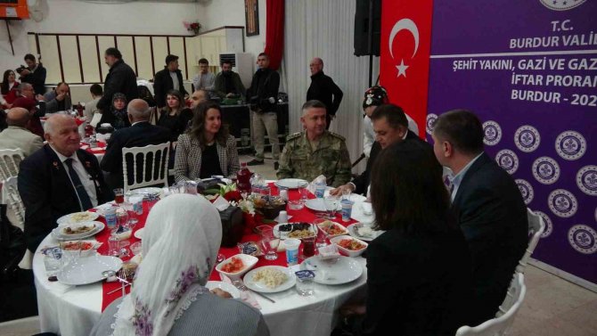 Burdur Protokolü Şehit Ve Gazi Aileleri İle İftar Yemeğinde Buluştu