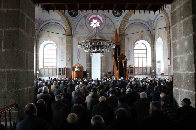 Ramazan’ın İlk Cumasında Camiler Doldu Taştı