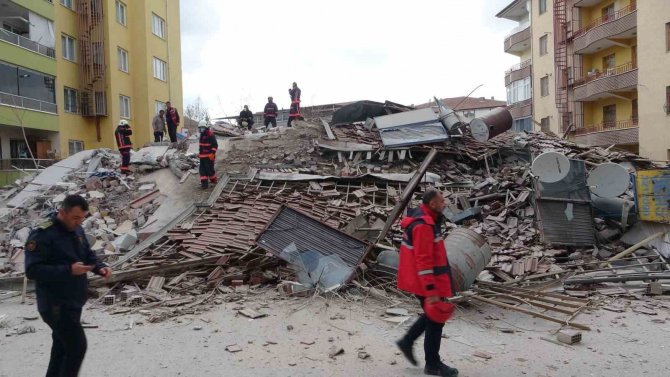 Malatya’da 4 Katlı Ağır Hasarlı Bina Çöktü