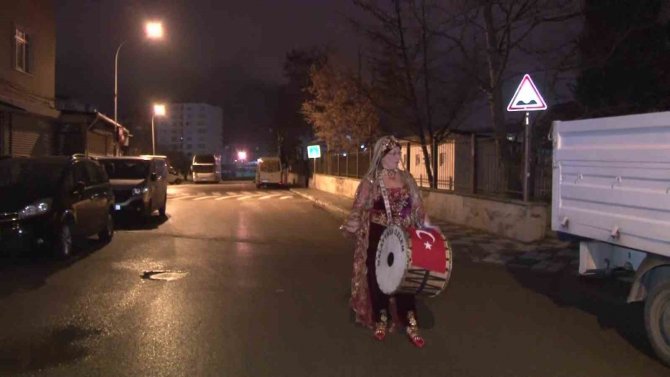 Datça’nın İlk Kadın Ramazan Davulcusu Maltepelileri Sahura Uyandırıyor