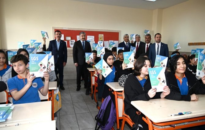 Depremde Hayatını Kaybeden Öğretmenin Adı Okulundaki Kütüphanede Yaşayacak