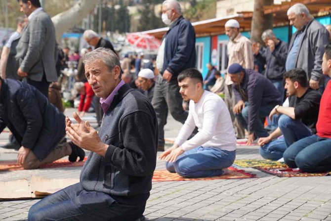 Depremin Merkezi Kahramanmaraş’ta Ramazan’ın İlk Cuma Namazı Kılındı