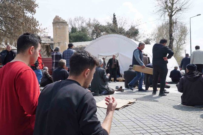 Depremin Merkezi Kahramanmaraş’ta Ramazan’ın İlk Cuma Namazı Kılındı