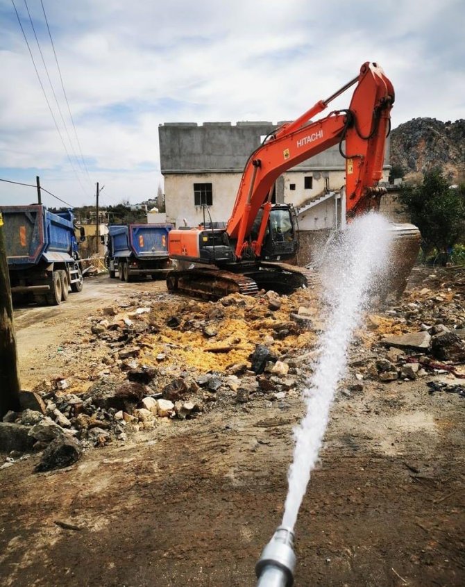 Depremzedelerin İftar Ve Sahurda Su İhtiyaçlarını ’Ateş Savaşçıları’ Karşılıyor