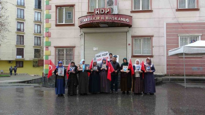Evlat Nöbetindeki Ailelerden Chp İle Hdp’nin El Sıkışmasına Tepki
