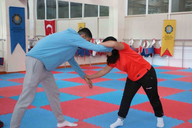 Milli Güreşçi Cansu Yılmaz, Enkaz Altındaki 17 Saatini Anlattı