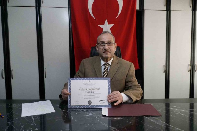 69 Yaşında Bitmeyen Eğitim İsteğiyle Beşinci Üniversiteden Mezun Oldu