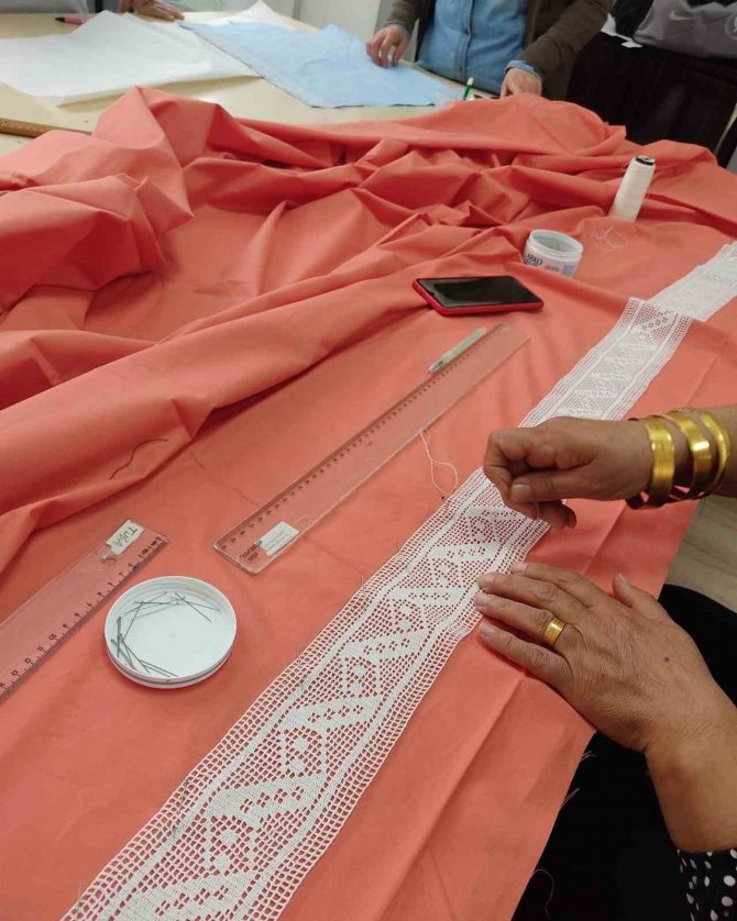 Geleneksel El Sanatları Kadınların Elinde Hayat Buluyor