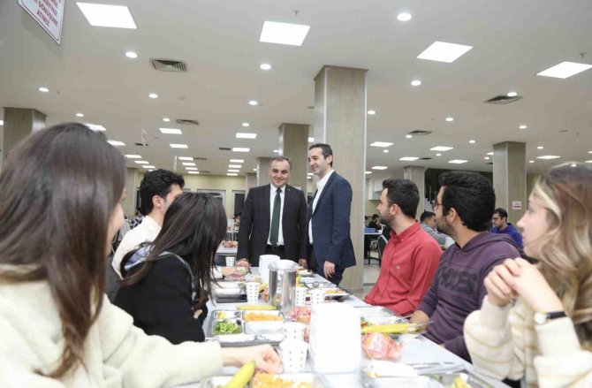 Erü Rektörü Altun, Öğrencilerle İ̇ftar Yaptı