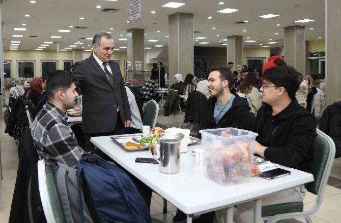 Erü Rektörü Altun, Öğrencilerle İ̇ftar Yaptı