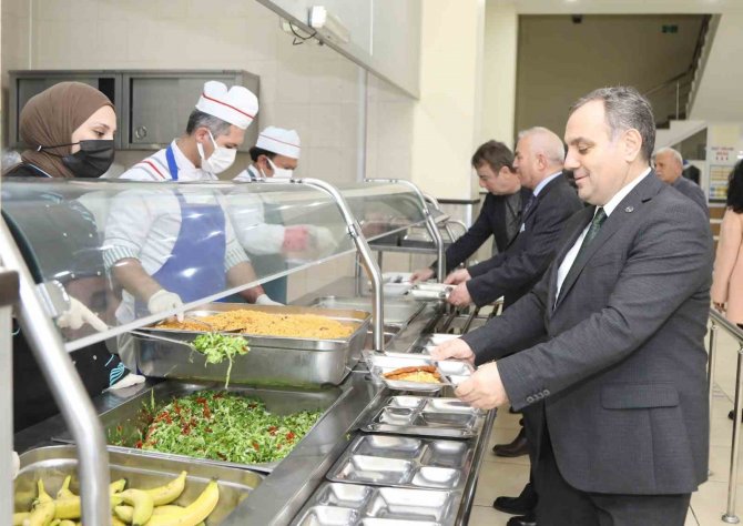 Erü Rektörü Altun, Öğrencilerle İ̇ftar Yaptı