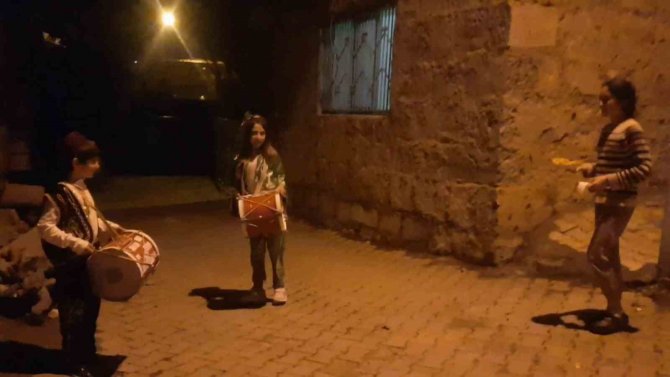Ramazan’da Minikler Köyün Davulcusu Oldu