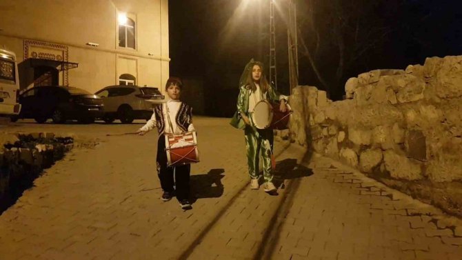 Ramazan’da Minikler Köyün Davulcusu Oldu