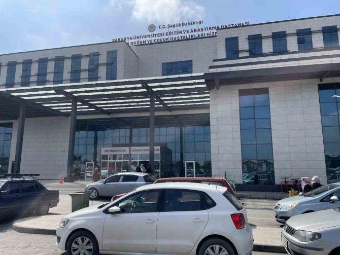 Hastane Önündeki Kavgayı Güvenlik Görevlileri Güçlükle Ayırdı