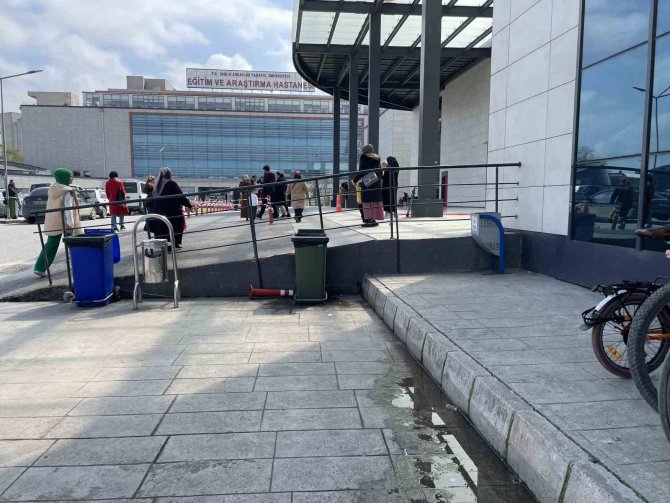 Hastane Önündeki Kavgayı Güvenlik Görevlileri Güçlükle Ayırdı