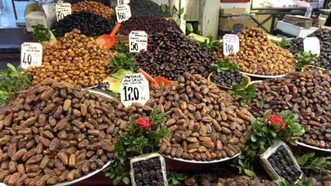 Ramazan Ayının Vazgeçilmezi Hurma Tezgâhlarda Yerini Aldı