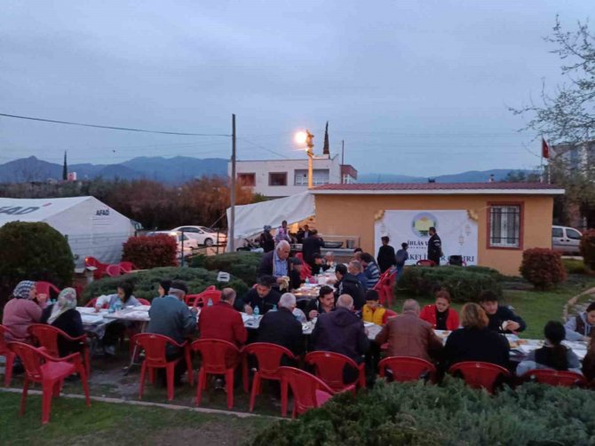 İ̇hlas Vakfı Osmaniye’de Depremzedelere İftar Verdi