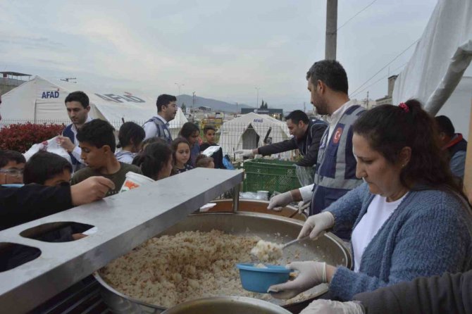 İ̇hlas Vakfı Osmaniye’de Depremzedelere İftar Verdi