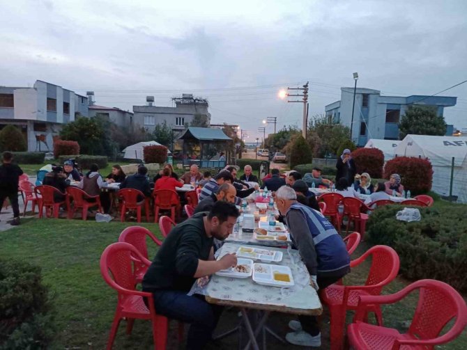 İ̇hlas Vakfı Osmaniye’de Depremzedelere İftar Verdi