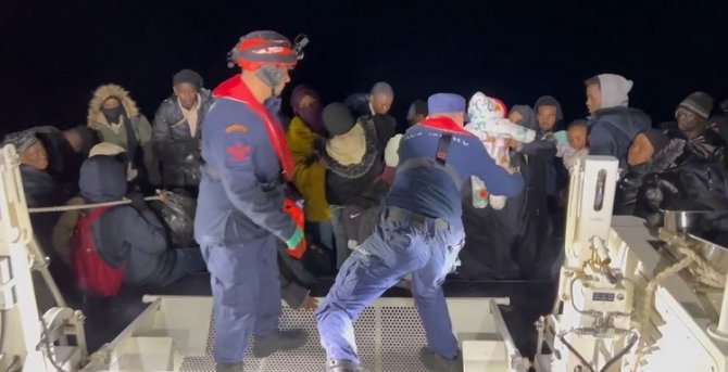 İ̇zmir Açıklarında 59 Göçmen Kurtarıldı, 1 Türk Vatandaşı Yakalandı