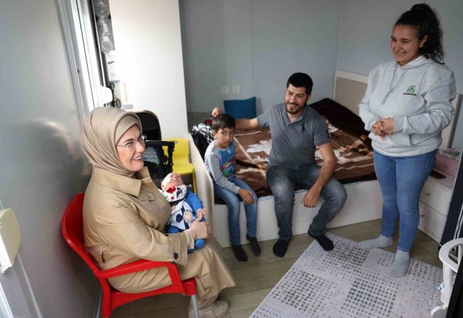 Emine Erdoğan, Hatay’da Depremzedelerle Bir Araya Geldi