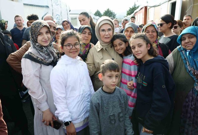 Emine Erdoğan, Hatay’da Depremzedelerle Bir Araya Geldi