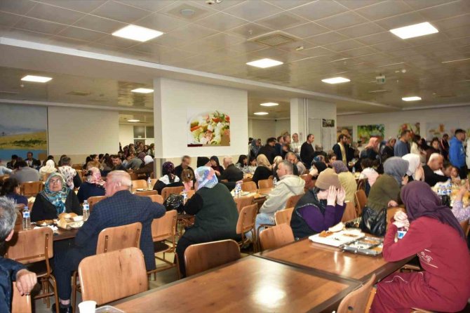 Depremzedeler İftarlarını Kaldıkları Gsb Yurtlarında Açtı