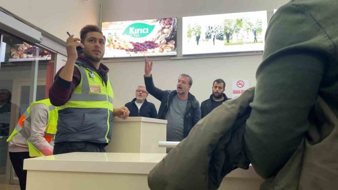 Deprem Bölgesinde Thy Uçağı Geç Kalınca, Yolcular İsyan Etti
