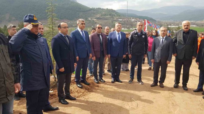 Depremlerde Hayatını Kaybedenler Anısına Bin 100 Fidan Toprakla Buluşturuldu