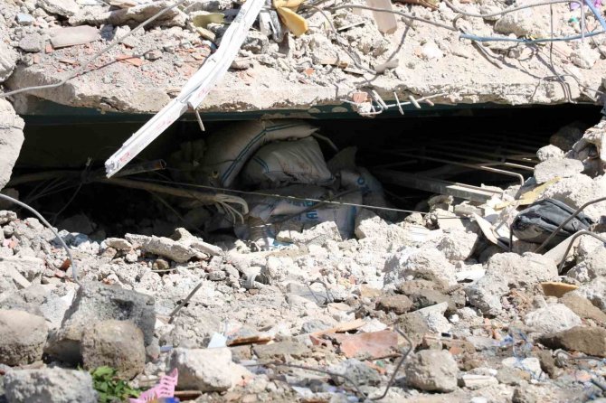 Depremde Enkazda Kalan 1 Milyon Liralık Yem Ve Gıdasını Kurtarmaya Çalışıyor
