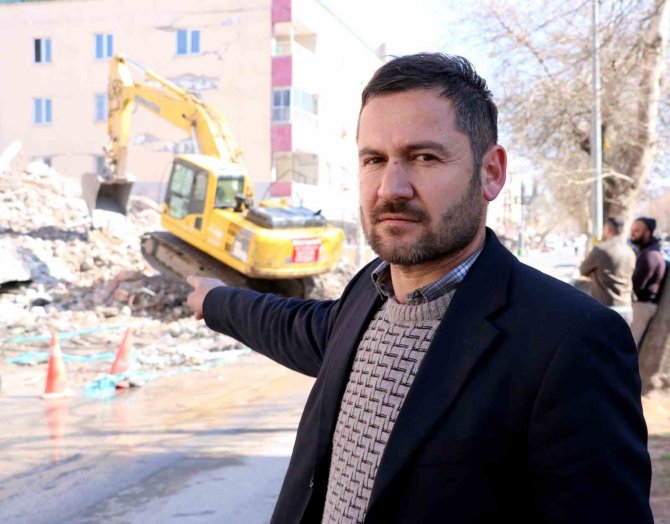 Depremde Enkazda Kalan 1 Milyon Liralık Yem Ve Gıdasını Kurtarmaya Çalışıyor
