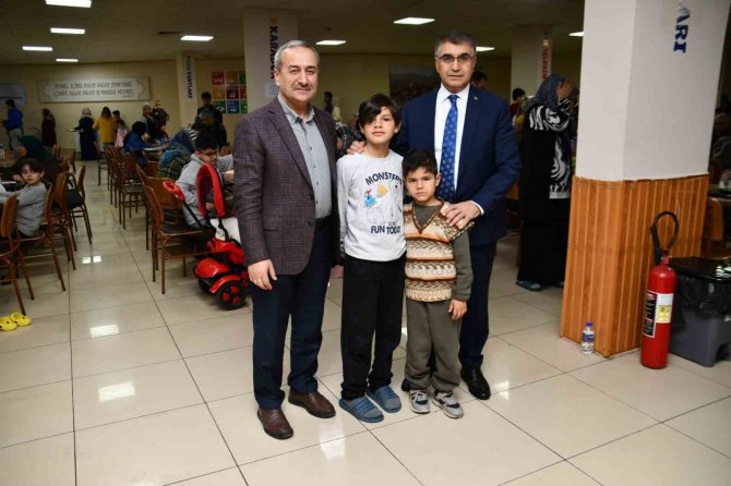 İ̇lk İftar Depremzedelerle Yapıldı