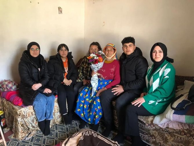 Karacasu’da Öğrenciler Yaşlıları Yalnız Bırakmıyor