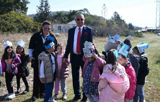 Kemer’de Minikler Fidanları Toprakla Buluşturdu