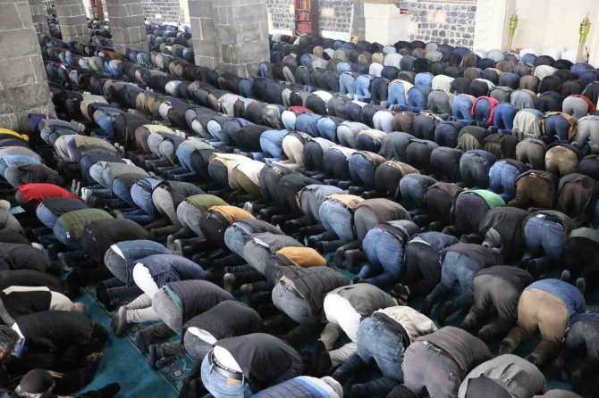 Diyarbakır’da Ramazan Ayının İlk Cuması Eda Edildi