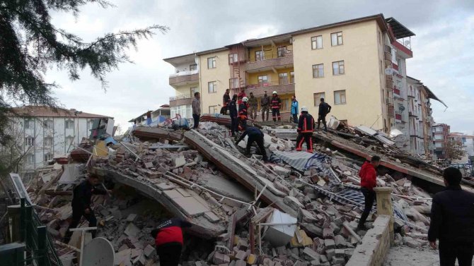Malatya’da 4 Katlı Ağır Hasarlı Bina Çöktü
