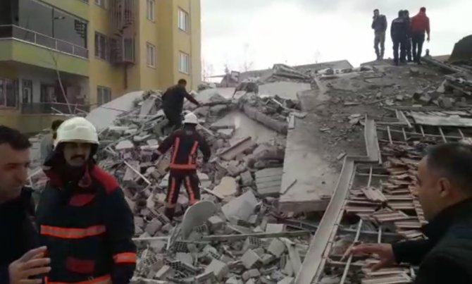 Malatya’nın Yeşilyurt İlçesindeki Koyunoğlu Caddesi’nde 4 Katlı Bir Bina Çöktü. Çökmenin Ardından Olay Yerine Çok Sayıda Ekip Sevk Edilirken, Enkaz Altında 1 Kişinin Olduğu İddia Edildi.