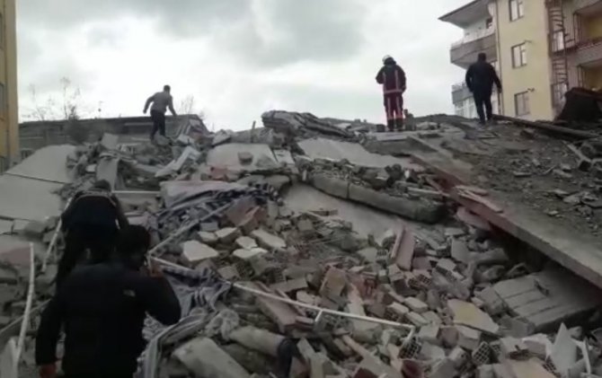 Malatya’nın Yeşilyurt İlçesindeki Koyunoğlu Caddesi’nde 4 Katlı Bir Bina Çöktü. Çökmenin Ardından Olay Yerine Çok Sayıda Ekip Sevk Edilirken, Enkaz Altında 1 Kişinin Olduğu İddia Edildi.