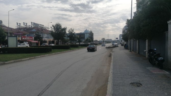 Antalya’da Otomobilin Kadına Çarptığı Anlar Güvenlik Kamerasına Yansıdı