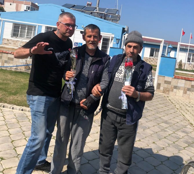 Salihli Beşiktaşlılar’dan Yaşlılara Karanfilli Kutlama