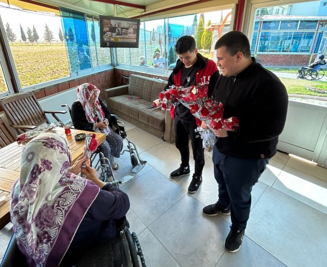 Salihli Beşiktaşlılar’dan Yaşlılara Karanfilli Kutlama