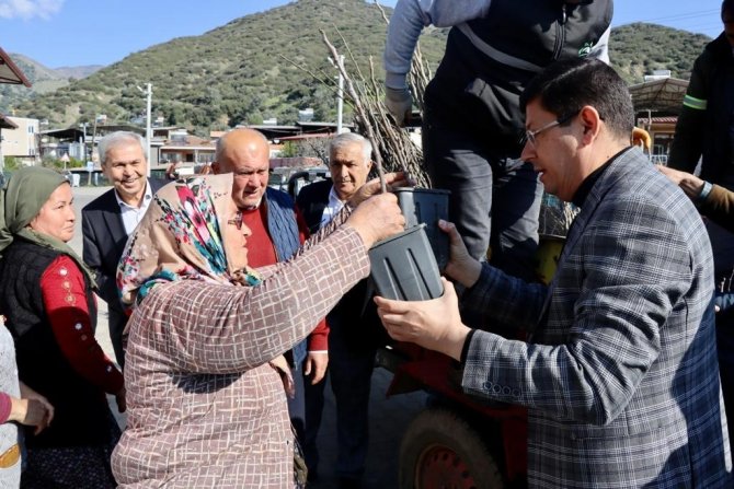 Başkan Özcan Üreticinin Yüzünü Güldürdü