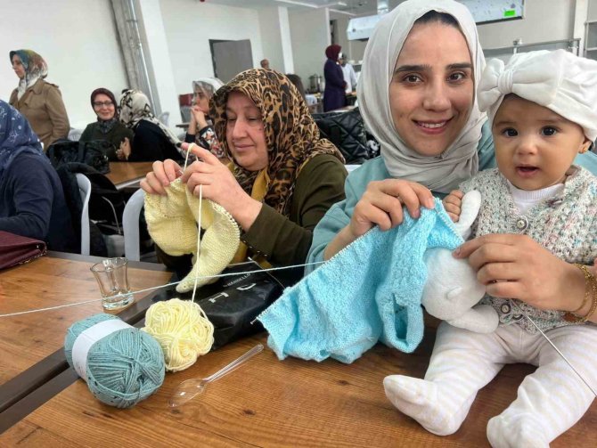Nevşehir’de Depremzede Kadınlar Örgü Örerek Stres Atıyor