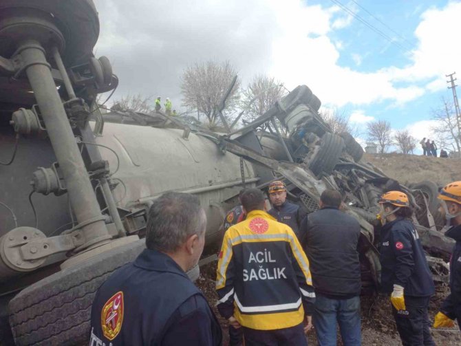 Niğde’de Lpg Tankeri Devrildi: 1 Ölü