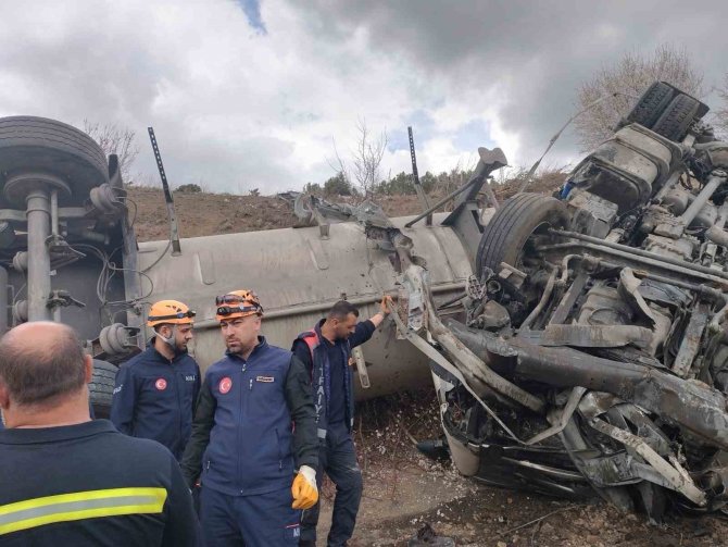 Niğde’de Lpg Tankeri Devrildi: 1 Ölü