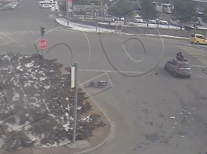 Motosiklet Sürücüsü Kendisine Çarpan Otomobilin Tavanına Düştü