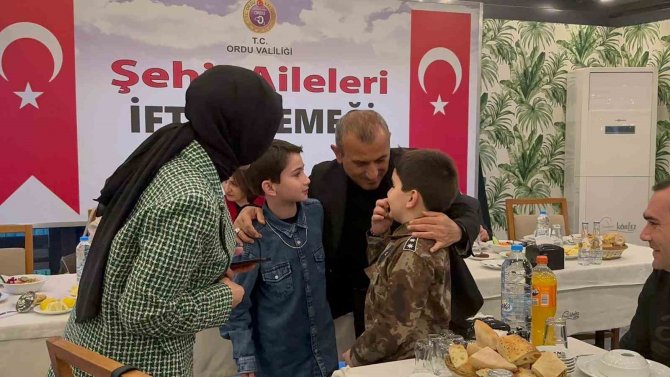 Vali İlk İftarı Şehit Aileleri İle Birlikte Yaptı