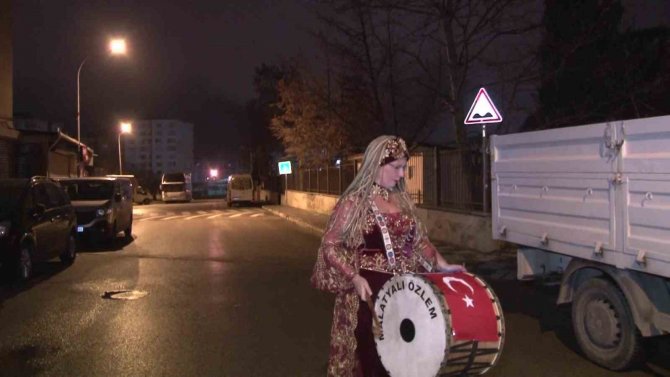 Datça’nın İlk Kadın Ramazan Davulcusu Maltepelileri Sahura Uyandırıyor